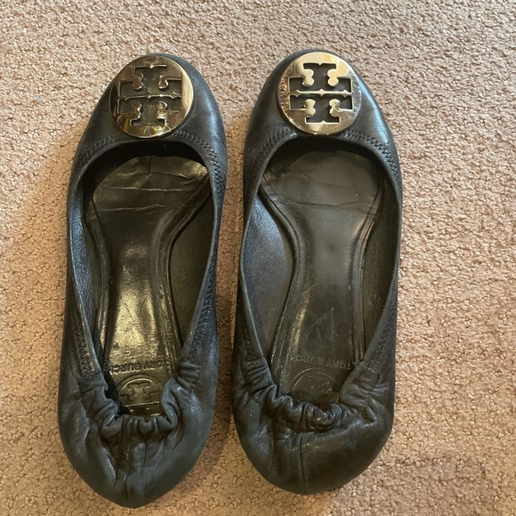 Tory Burch ballet flat. Black with silver emblem - Picture 2 of 5